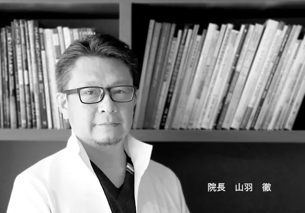 白衣姿の院長 山羽徹のポートレート写真